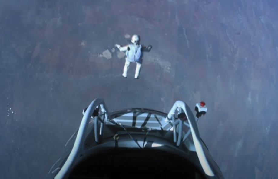 ადამიანი კოსმოსიდან გადმოხტა და დედამიწაზე დაეშვა(ვიდეო)